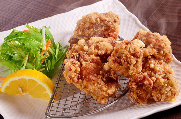 調理士が実践 衣に片栗粉 で カリカリ唐揚げ ジューシーに揚がる作り方3選 くふうlive