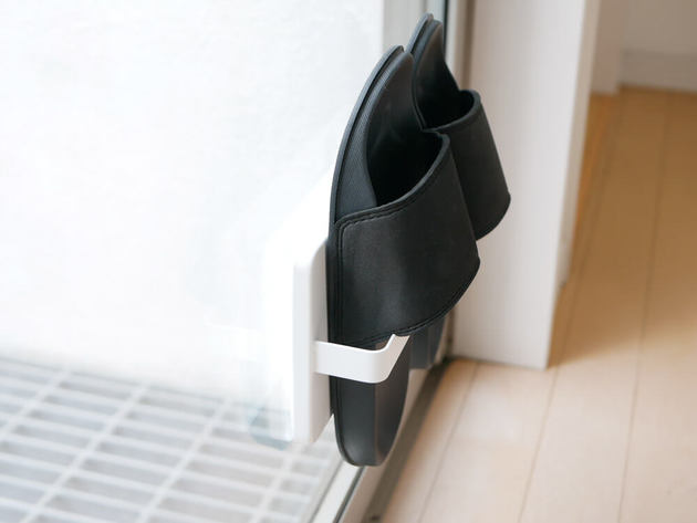 その手があったか 壁も窓もok スリッパは浮かせて貼る収納やってみたい くふうlive