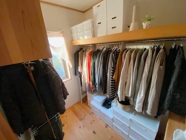 余った 100均の突っ張り棒 が神 狭いクローゼットの 収納力アップ 達人のスゴ技4選 くふうlive