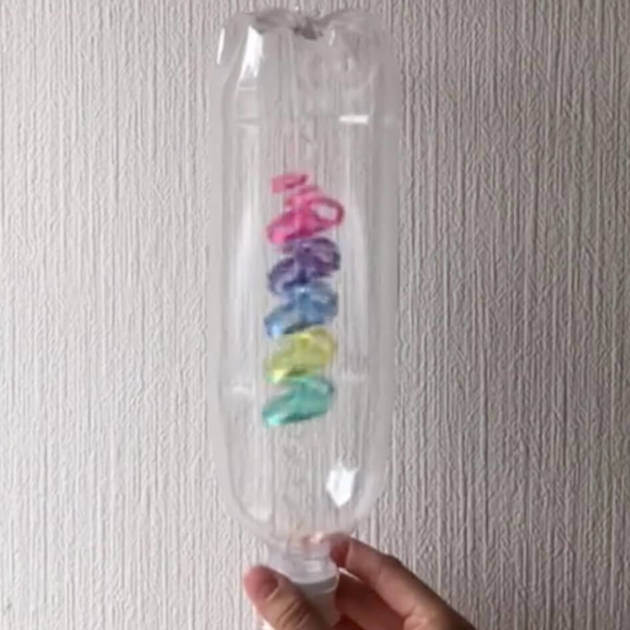 あのグッドトイ風おもちゃが100均アイテムとペットボトルで作れちゃう 見て聞いて楽しい リング落とし に子どもがくぎ付け