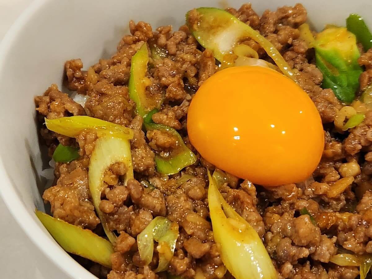 「たっぷりピリ辛豚ミンチ丼」